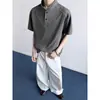 Camisa Henley Polo Estilo Americano 2026 para Homens, Novo Estilo de Verão, Gola Henley com Estampa de Abacaxi, Patchwork Desconstruído Manga Curta Estilo Americano