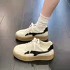 Zapatillas blancas de suela gruesa estilo coreano de moda para mujer, colección de otoño, zapatos casuales de corte bajo, nuevo estilo 2026, cómodos zapatos casuales con cordones