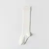 Calcetines de pantorrilla de color liso estilo universitario para mujer, perfectos para otoño e invierno, estilizan y son versátiles, diseño simple, combinan bien con zapatos pequeños de cuero, calcetines largos de algodón