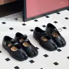 Sapatos Femininos Rasos de Couro Genuíno com Tira Única e Bico Dividido 2026 Antiderrapantes Tendência Estilo Casual