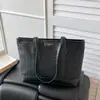 Bolsa tote grande com padrão de losangos em cores contrastantes e pingente de urso fofo, bolsa de ombro feminina versátil e moderna para o trabalho
