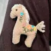 Lindo Broche de Caballo de Tela para Mujer, Adecuado para Abrigos y Bufandas, Pin Decorativo con Diseño Único, Accesorio de Nicho