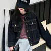 Jaqueta jeans de novo estilo outonal para meninas, com gola lapela e costura decorativa, um look jeans casual moderno e estiloso para crianças.