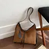 Bolsa de Gamuza de Ciervo Retro Nueva para Otoño e Invierno 2025 Bolso de Hombro Cruzado para Mujer Bolso Tote Nuevo de Nicho de Gran Capacidad