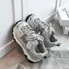 Tênis prateados para meninas, novo modelo outono 2026, super populares, de malha respirável, casuais, estilo "dad shoes", para crianças maiores