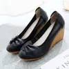 Sapato Feminino Salto Alto Branco Guindaste Inclinação Primavera Novo Solado Grosso Impermeável Plataforma Aumento de Altura Couro Genuíno Retro Britânico Sapato de Trabalho