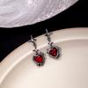 Pendientes de amor de piedra roja oscura dulce y fresca de aguja plateada, nuevos pendientes de estrella de cuatro hombres, pendientes de corazón de durazno, pendientes plisados de diamantes al por mayor
