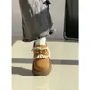 Zapatos de plataforma de estilo retro, dulces y preppy con detalles de encaje, perfectos para combinar con faldas de la colección de primavera 2026; también disponible como zapatos planos estilo Birkenstock