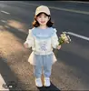 Novo estilo de conjunto de moletom fofo e versátil para meninas, com calça trendy estilo coreano de desenho animado, para primavera e outono, doce e fashion