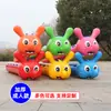 Accesorios divertidos para eventos deportivos, que incluyen el tambor de trueno inflable "Estrellas Rodeando la Luna" y el juego de malabares con pelotas "Corazones Unidos", para actividades de team building y reuniones anuales.
