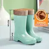 Botas de chuva de mármore antiderrapantes e resistentes ao desgaste, botas de chuva de cano alto, sapatos aquáticos femininos, quentes, adequados para trabalho na cozinha, botas impermeáveis de cano médio, sapatos de borracha