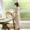 Robe de cetim estampado, leve e luxuoso, estilo francês, para mulheres, com decote em V, acabamento contrastante, mangas amplas e design longo, adequado para relaxar em casa ou como roupão de manhã.. 948