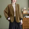 Foto real da nova jaqueta de malha waffle outono 2026 para mulheres, com gola de blazer, estilo curto, caimento solto e mangas compridas