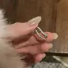 Anillo Geométrico de Ola con Circonita Estilo Coreano para Mujer, Nuevo Diseño de Lujo Ligero, Elegante y Versátil Anillo para Dedo Índice