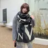 A popular coleção outono/inverno da JM apresenta um cachecol de cashmere sintético para mulheres, um estilo moderno para live-streaming, um design espesso com franjas e um xale versátil e quente que pode ser usado de duas maneiras.