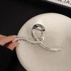 Pinza de metal con forma de perla para mujer, accesorio elegante para el cabello con múltiples combinaciones, estilo coreano, con forma de tiburón de alta gama y gran tamaño en la parte trasera.