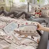Juego de cuatro piezas de gasa de doble capa tipo puff suave y esponjoso de dibujos animados para dormitorio de estudiante, juego de tres piezas para dormitorio, funda de edredón y funda de almohada de una sola pieza