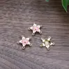 Nuevo Estilo Goteo de Aceite Flor de Múltiples Pétalos de Agujero Único Centro para Manualidades Accesorios de Joyería Colgantes Pequeños Materiales para Colgantes de Aretes Venta al por Mayor