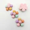 Accesorios de resina de flor de cinco pétalos coloridos de dibujos animados, funda de teléfono con pegamento cremoso, joyería de flores multicolor, accesorios decorativos lindos