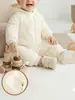 26 Nuevos mamelucos cálidos de otoño e invierno para bebé, ropa exterior acolchada y engrosada, mono de algodón con capucha