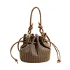 2026 Nueva Bolso de Mano Tejido de Paja para Mujer Alta Apariencia Elegante Estilo Coreano Bolso Cubo Personalidad Moda Bolso de Hombro Único Cruzado