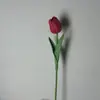 Flores artificiales en tonos rojos para la decoración de salones de bodas chinas, con rosas, hortensias y orquídeas phalaenopsis.
