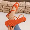 Sandálias Femininas de Verão 2026 Novo Estilo Coreano com Tiras Finas, Salto Baixo, Planas, Confortáveis, Versáteis, Elegantes, Tira Única, Camurça