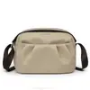 Bolsa Transversal Simples de Nicho Feminina Versátil Leve Nova Moda Primavera e Verão 2025 Bolsa de Ombro Bolsa de Tecido de Nylon Impermeável