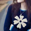 Suéter Bloque de Color Floral Azul para Mujer, Nuevo Estilo Invierno 2025, Top de Punto en Capas Muy Elegante