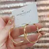 Brincos de argola torcidos exagerados e únicos com uma vibe nichada de luxo, ear cuffs estilosos de influenciador, brincos minimalistas e versáteis
