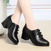 Zapatos de mujer de moda con tacón grueso de remaches, nuevo modelo de otoño 2026, zapatos de mujer cómodos y versátiles de suela blanda, zapatos de cuero de tacón medio, zapatos para mamá
