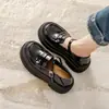 Sapatos femininos com sola grossa e altura oculta novo estilo britânico mocassins slip-on de corte baixo pretos populares sapatos populares de camada única