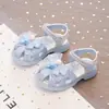 Sandálias Infantis 2026 Verão Novo Calçados de Praia para Crianças Sola Macia Antiderrapante Estilo Princesa para Meninas Versátil Sapatos de Princesa