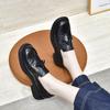 Sapatos Pequenos de Couro Femininos Outono e Inverno 2024 Estilo Britânico Vintage Brogue Esculpido com Franjas Sapatos Baixos Sapatos de Camada Única Sapatos Loafer para Quatro Estações