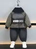 1110 Conjunto de Forro Polar para Niños 2026 Otoño e Invierno Nuevo Estilo Coreano Jeans Engrosados con Forro Polar Conjunto de Dos Piezas Moderno
