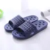Chinelos de Casal Atacado Fabricante Vazados Filtragem de Água Banheiro Calçados Domésticos Masculino e Feminino Interior Solado Macio Chinelos de Uma Tira
