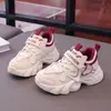 Sapatos femininos 2026 outono novo estilo infantil popular tênis branco estilo pai tênis esportivo leve para corrida para crianças mais velhas