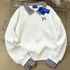 Moletom Gola Polo Xadrez Color Block Estilo Americano/Ins para Mulheres, Coleção Outono/Inverno 2025, Forrado com Fleece, Versátil, Modelagem Solta, Blusa da Moda