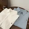2025 Nova Série Estilo Primavera Coreana Simples Casual Versátil Slim-Fit Casual Blusa de Manga Longa com Blocos de Cor Bolsos Bordados