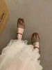 Sandálias pretas elegantes estilo francês Chuyuji Baotou para mulheres com saltos grossos, estilo fada suave, adequadas para viagens e férias, com uma única tira.