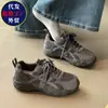 Tênis de treino alemães retrô com sola grossa para mulheres, novo modelo 2026, tênis casuais respiráveis de malha cinza, sapatos de caminhada versáteis que aumentam a altura