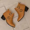 Botas Curtas Transfronteiriças Outono e Inverno para Mulheres Versátil Tamanho Grande Bico Redondo Salto Alto Botas Martin Sola de Borracha Macia Antiderrapante Zíper Traseiro Cor Sólida