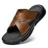 Chinelos de couro masculinos de tamanho grande para o verão, sandálias slide masculinas leves de sola grossa, sandálias de praia populares de comércio exterior