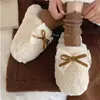 Chinelos de algodão de inverno para mulheres, versão estudante, com laço, sola grossa, antiderrapante, quentes, adequados para casa e uso casual, chinelos versáteis para a família para mulheres