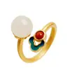 Conjunto de joyas con colgante, collar y pendientes de jade blanco de estilo chino con arena dorada de Vietnam.