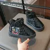 Botas de Algodão para Crianças 2026 Outono/Inverno Novo Estilo Moda Couro com Pelúcia Superfície Meninos e Meninas Botas de Neve Antiderrapante Solado Macio Botas Curtas