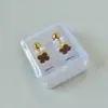 Aretes Mini Gota de Aceite Dorados de Acero de Titanio en Caja Aretes Sencillos de Tornillo Cuatro Hojas Pendientes de Marca Grande