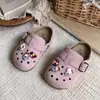 Moda retro Birkenstock para niñas, nuevos zuecos de nicho para primavera-verano 2026 con diseño de dibujos animados y punta cerrada