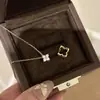 Foto Real del Mismo Estilo de Xiaohongshu 2025 Nuevo Collar Desmontable de Flor de Cuatro Hojas de Plata de Ley S925 Joyería para Mujeres con Acabado de Alta Gama