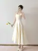 Vestido regata com decote quadrado e barra larga para mulheres no verão, leve e arejado, com cintura marcada, elegante e jovial, adequado para o dia a dia